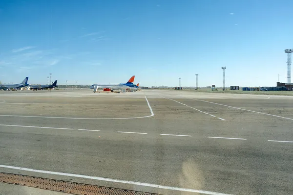 Декілька літаків припарковані в аеропорту при завантаженні — стокове фото