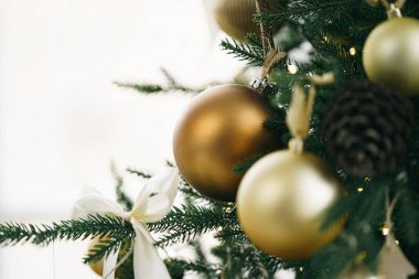 Beyaz ve altın toplarla süslenmiş Noel ağacı..