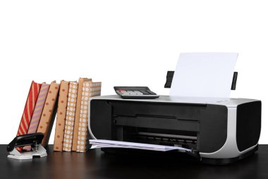 Yazıcı ve kitap yığını siyah tabloya karşı beyaz arkaplan