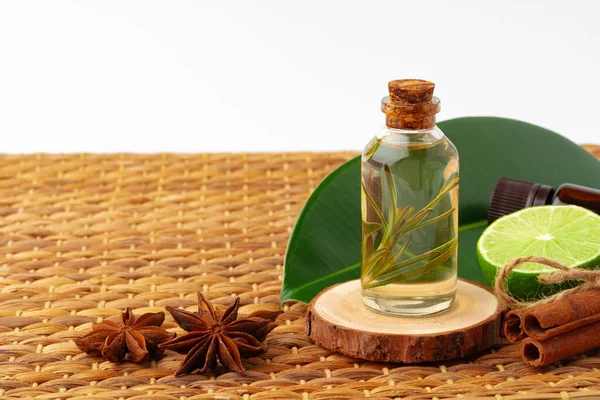Bottle of essential oil and green leaf — Stock Photo, Image