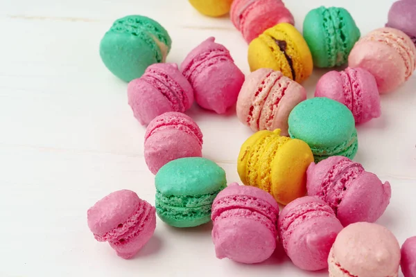 Pilha de macarons coloridos no fundo branco — Fotografia de Stock