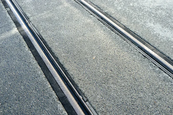 Laufende Metallschienen einer modernen Straßenbahn auf dem Bürgersteig — Stockfoto