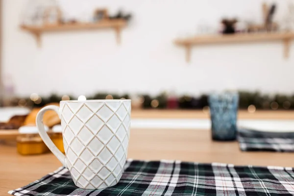 Fehér csésze kávé egy fa asztalon. — Stock Fotó
