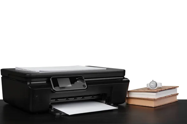 레이저 프린터가 있는 사무실 책상 과 백지에 반대되는 책들 — 스톡 사진