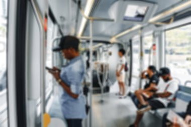 Bir yolcu metro treninin bulanık görüntü