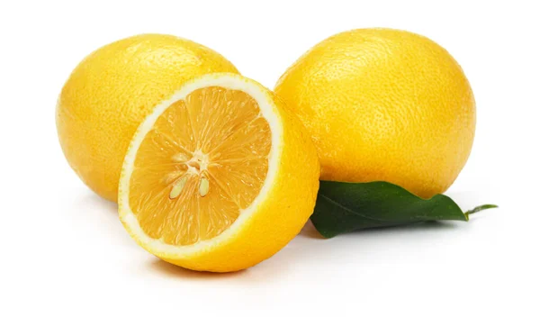 Tagliare fetta di limone isolato su sfondo bianco — Foto Stock