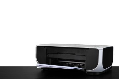 Masadaki lazer ev yazıcısı beyaz sırt çantasına karşı