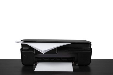 Masadaki lazer ev yazıcısı beyaz sırt çantasına karşı