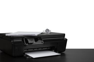 Masadaki lazer ev yazıcısı beyaz sırt çantasına karşı