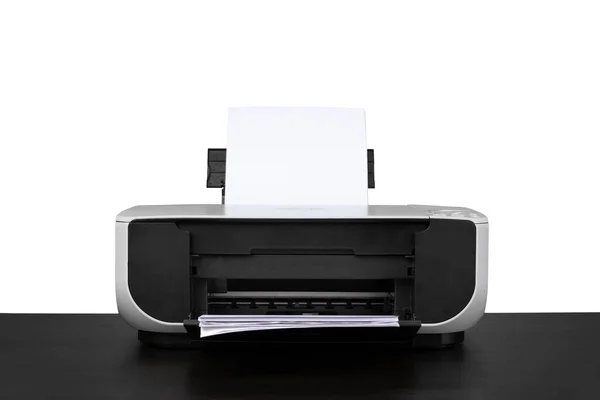 Лазерный домашний принтер на столе против белого бэкгорунда — стоковое фото