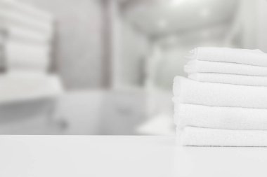 Masadaki beyaz spa havluları bulanık arka plana karşı