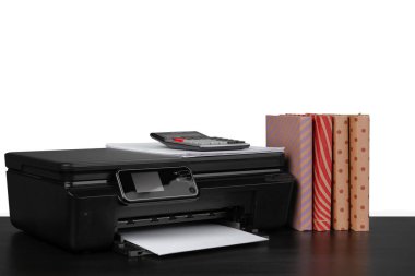 Yazıcı ve kitap yığını siyah tabloya karşı beyaz arkaplan