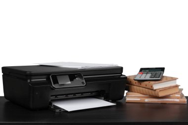 Lazer yazıcılı ofis masası ve beyaz arkaplana karşı kitaplar