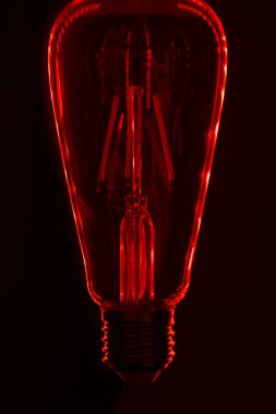 Siyah arkaplanda ampul yakın plan