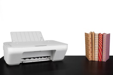 Yazıcı ve kitap yığını siyah tabloya karşı beyaz arkaplan