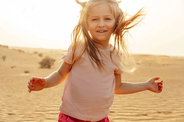 Portrait de petite fille souriant dans le désert — Photo