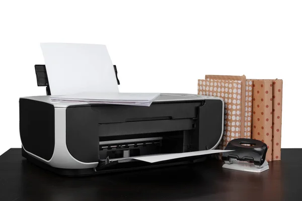 Drucker und Bücherstapel auf schwarzem Tisch vor weißem Hintergrund — Stockfoto