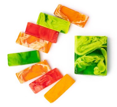 Beyaz arkaplanda renkli el yapımı sabunlar