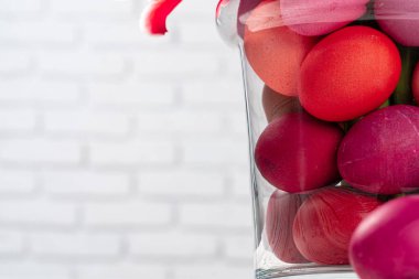 Paskalya kutlaması için parlak renkli yumurtalı cam kavanoz.