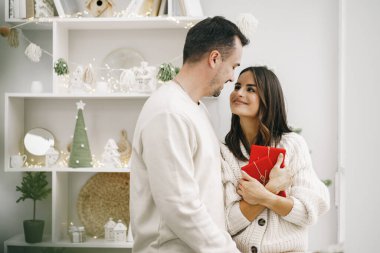 Noel hediyesine aşık genç ve neşeli bir çift.