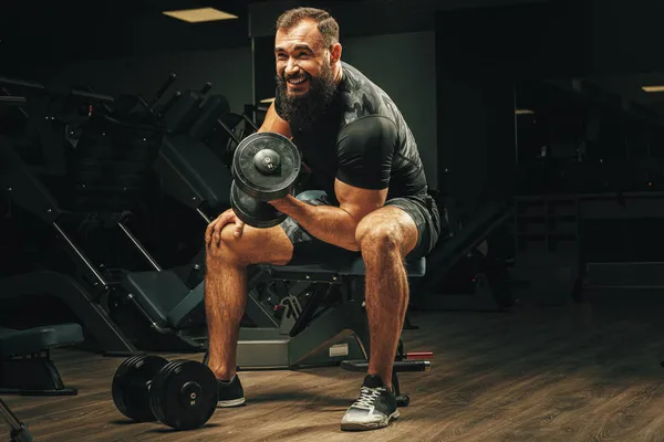 Férfi sport test emelés súlyzók az edzőteremben — Stock Fotó
