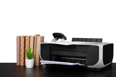 Yazıcı ve kitap yığını siyah tabloya karşı beyaz arkaplan