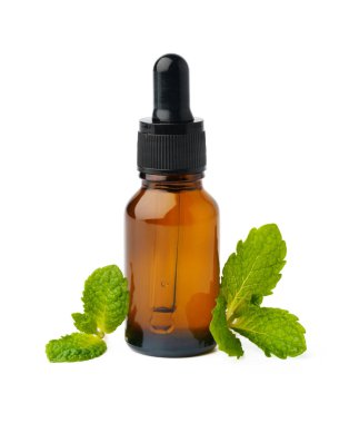 Beyaz arka planda, gerekli yağ ve yeşil yapraklı bir şişe.