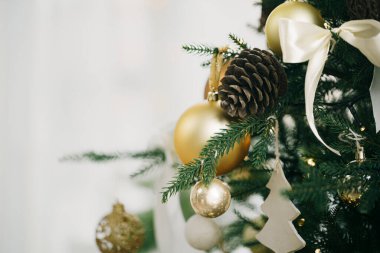 Beyaz ve altın toplarla süslenmiş Noel ağacı..