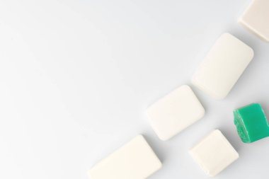 Sabun çubuklarının üst görünümü beyaz arkaplanda yatıyordu