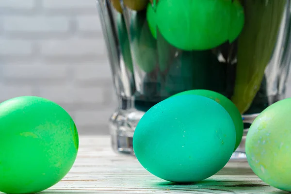 Œufs de Pâques vibrants avec des fleurs dans un bocal en verre gros plan, image recadrée — Photo