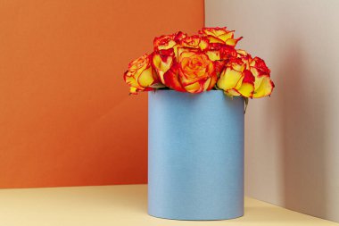 Güzel bir buket gülle dolu şapka kutusu