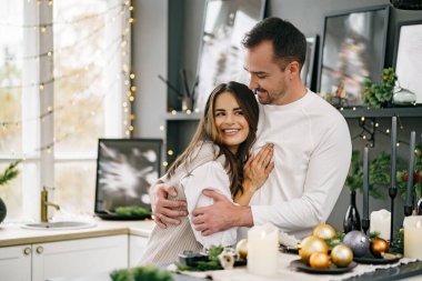 Genç aşıklar Noel sabahı mutfakta iyi vakit geçiriyorlar.