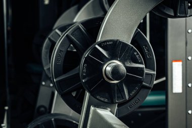 Ağırlık plakaları tutucuda. Kapatın.