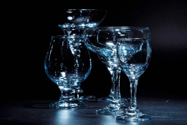 Vasos vacíos para bebidas sobre fondo oscuro — Foto de Stock