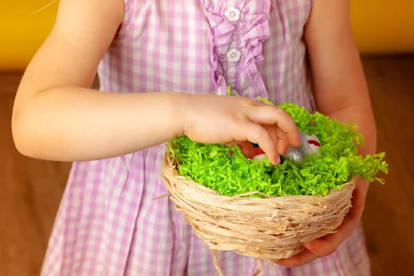 Niña sosteniendo cesta con huevos de colores. Concepto Pascua — Foto de Stock