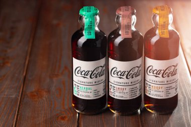 KRASNODAR, RUSSIA - 12 Ekim 2020: Ahşap zemin üzerinde cam Coca-Cola İmza Karıştırıcıları şişesi