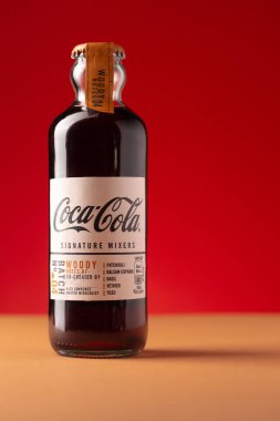 KRASNODAR, RUSSIA - 12 Ekim 2020: Kırmızı arkaplanda cam Coca-Cola İmza Karıştırıcıları
