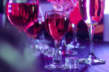 Kulüp ışıklarında buzlu kokteyl içecekler.