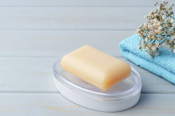 Jabón y artículos de tocador en estante en baño azul — Foto de Stock