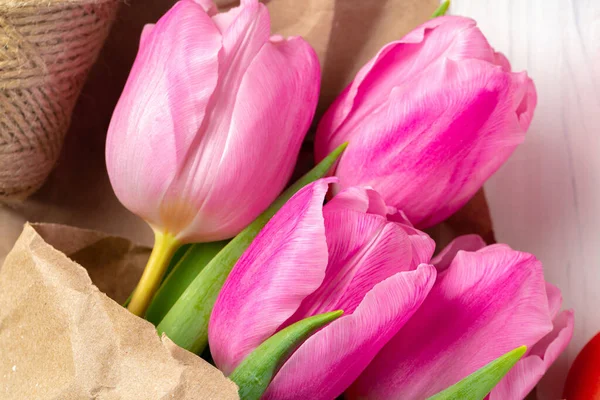 Piękne świeże różowe tulipany na białym drewnianym stole z bliska — Zdjęcie stockowe