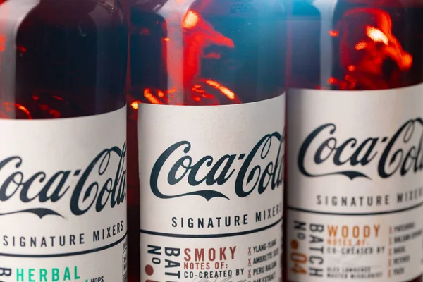 KRASNODAR, ΡΩΣΙΑ - 12 ΟΚΤΩΒΡΙΟΥ 2020: Γυάλινες φιάλες μίξερ υπογραφής Coca-Cola, κοντινό πλάνο — Φωτογραφία Αρχείου