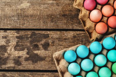 Geleneksel Hristiyan doğu zamanı, yumurta kutusuna boyanmış yumurtalar..