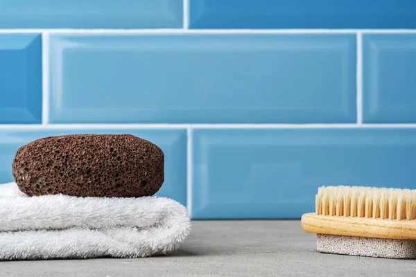 Piedra de calabaza, cepillo y toalla en el estante en el baño — Foto de Stock
