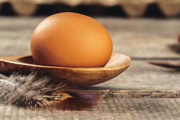 Primo piano di uovo di pollo fresco sul tavolo di legno della natura — Foto Stock