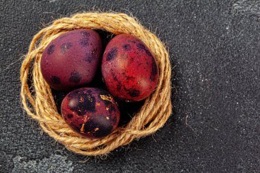 Yuvaya boyanmış renkli Paskalya yumurtaları