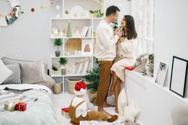 Ebeveynleri ve küçük oğulları Noel zamanı evde eğleniyor ve oyun oynuyorlar.