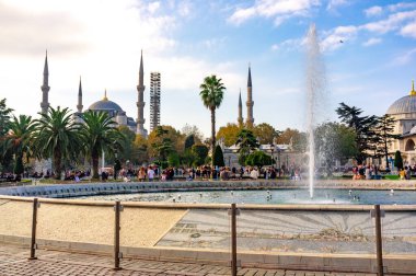 İSTANBUL, TURKEY - 23 Ekim 2021: İstanbul, Türkiye 'deki Mavi Cami yakınlarındaki Çeşme