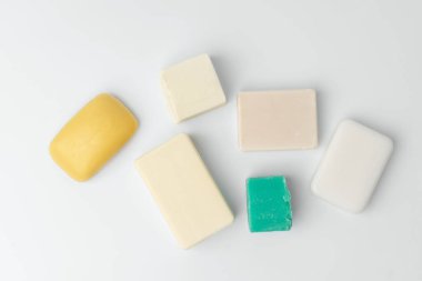 Sabun çubuklarının üst görünümü beyaz arkaplanda yatıyordu