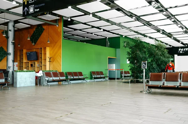Krasnodar, Rusia - 22 de octubre de 2021: Salón de salidas vacío en el aeropuerto de Krasnodar — Foto de Stock