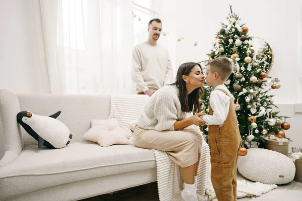 부모님 과어린 아들 이 크리스마스 때 실내에서 즐겁게 놀고 있는 모습 — 스톡 사진